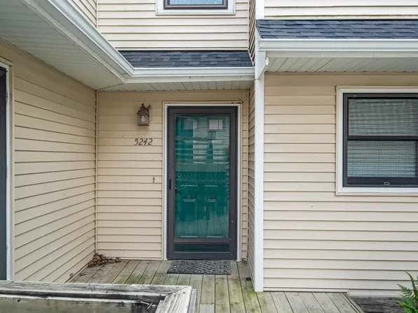 5242 Dakota Dr, West Des Moines, IA 50265