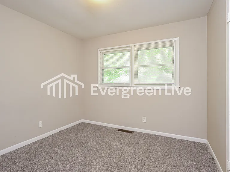 4207 Hampshire Dr — Photo 8