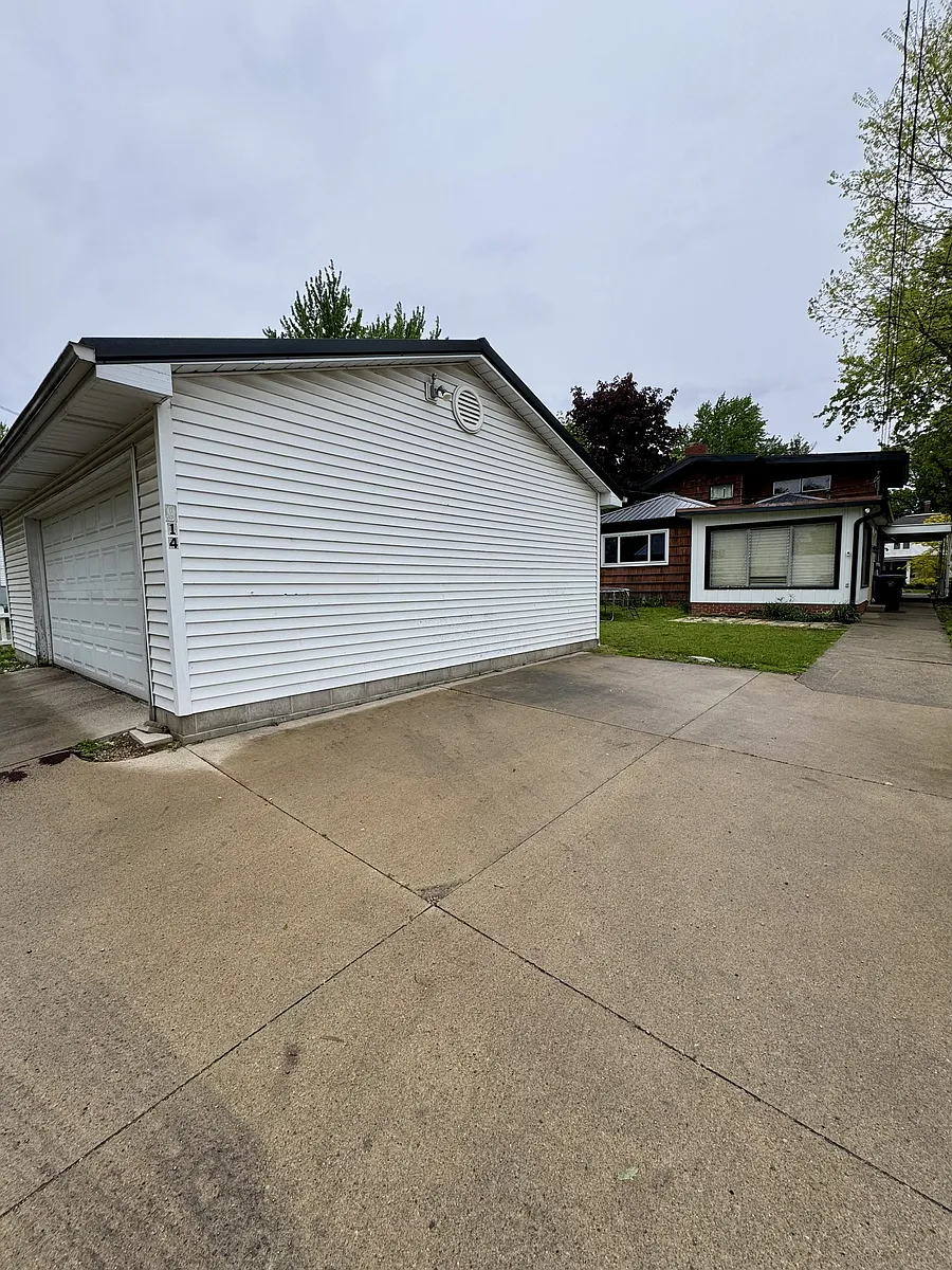 Building Photo - 914 E Center St #A