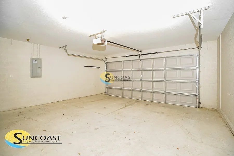 3BD Located In Silver Springs Shores! — Photo 3