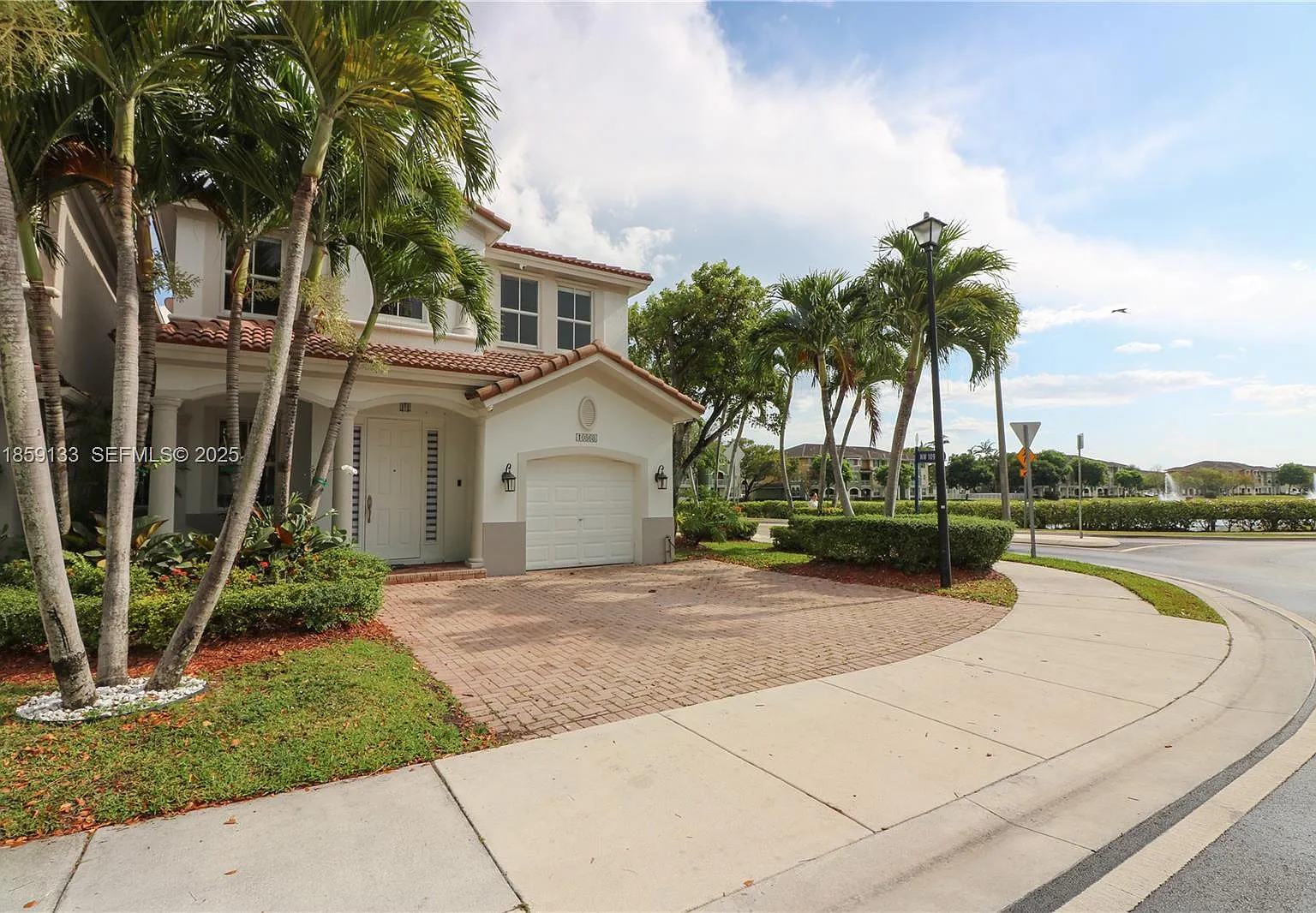 5 bed, 2557 sqft, $5,800 — Photo 1