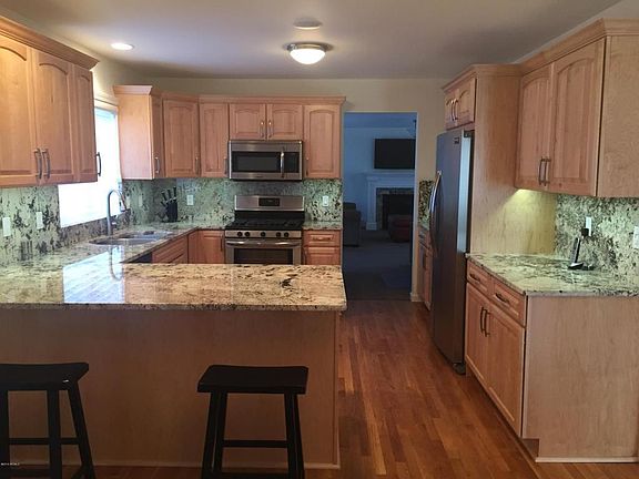 3rd image of 92 Boulderwood Dr