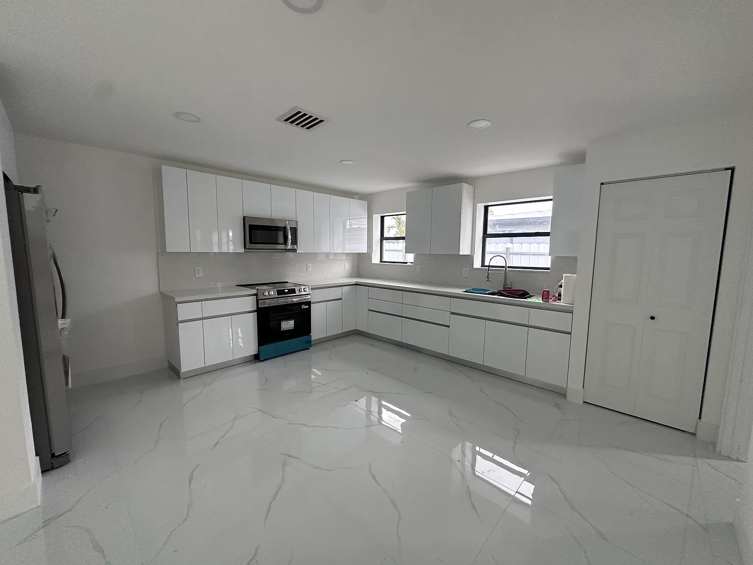 5 bed, 2565 sqft, $4,700 — Photo 3
