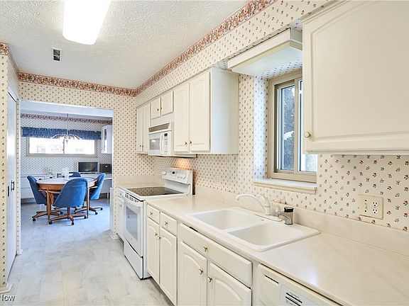 4th image of 3384 S Smith Rd