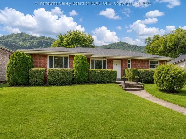 1206 E Riverview Dr, Belle, WV 25015