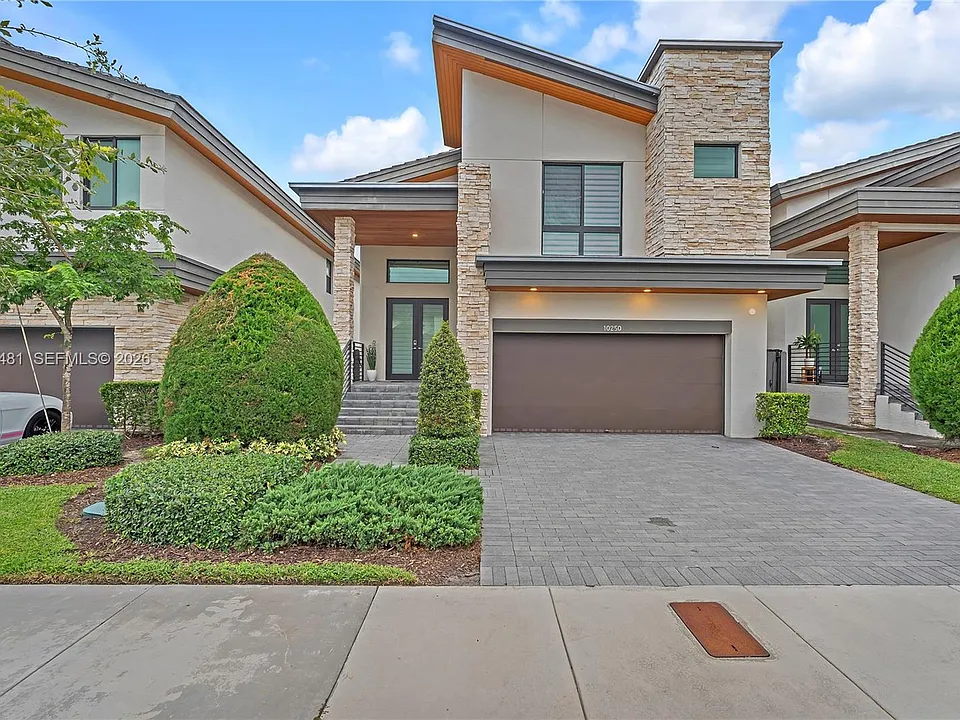 10250 NW 76th Ter