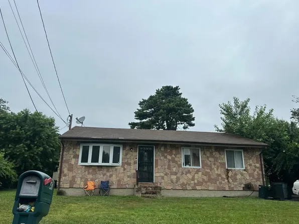47 Maple Rd, Amityville, NY 11701