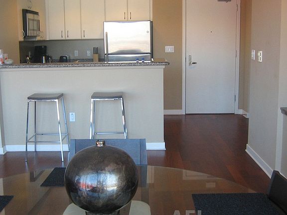 4th image of 250 King St Unit 716
