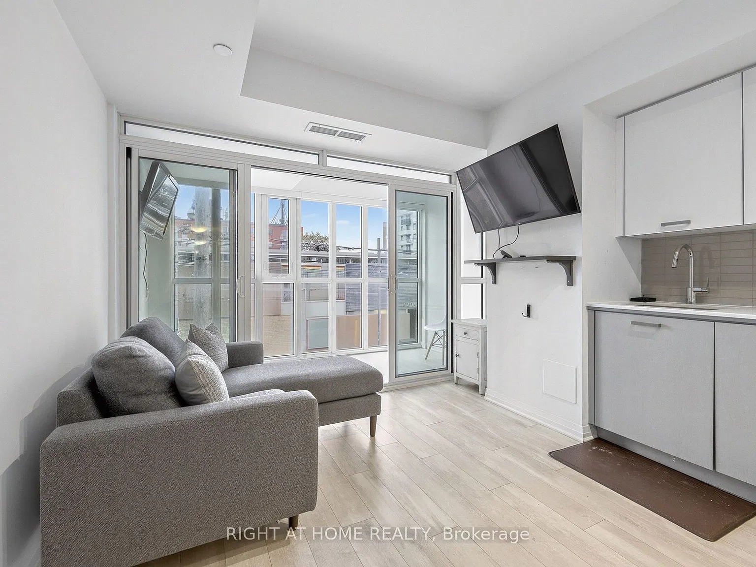 1630 Queen St E — Photo 2