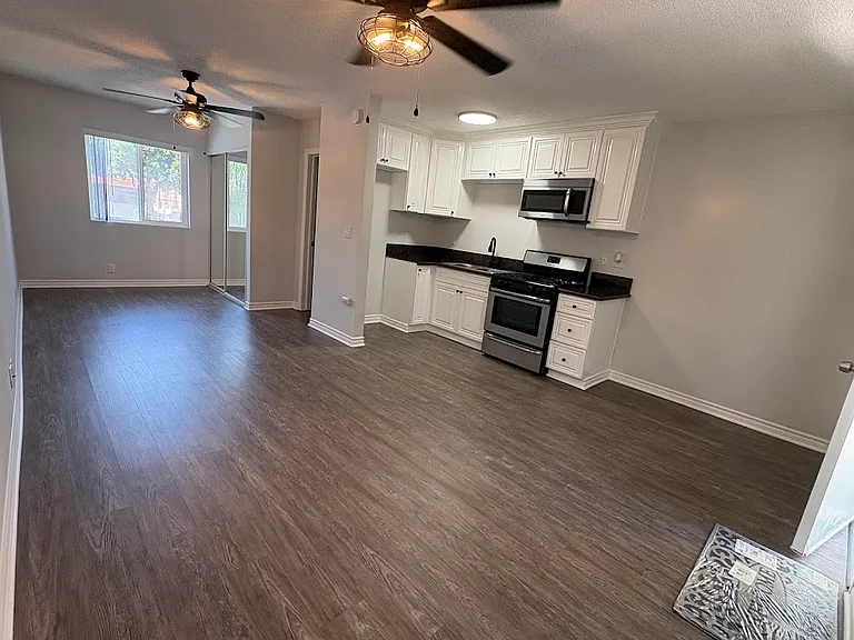Tropical Breeze Apartments — Photo 2