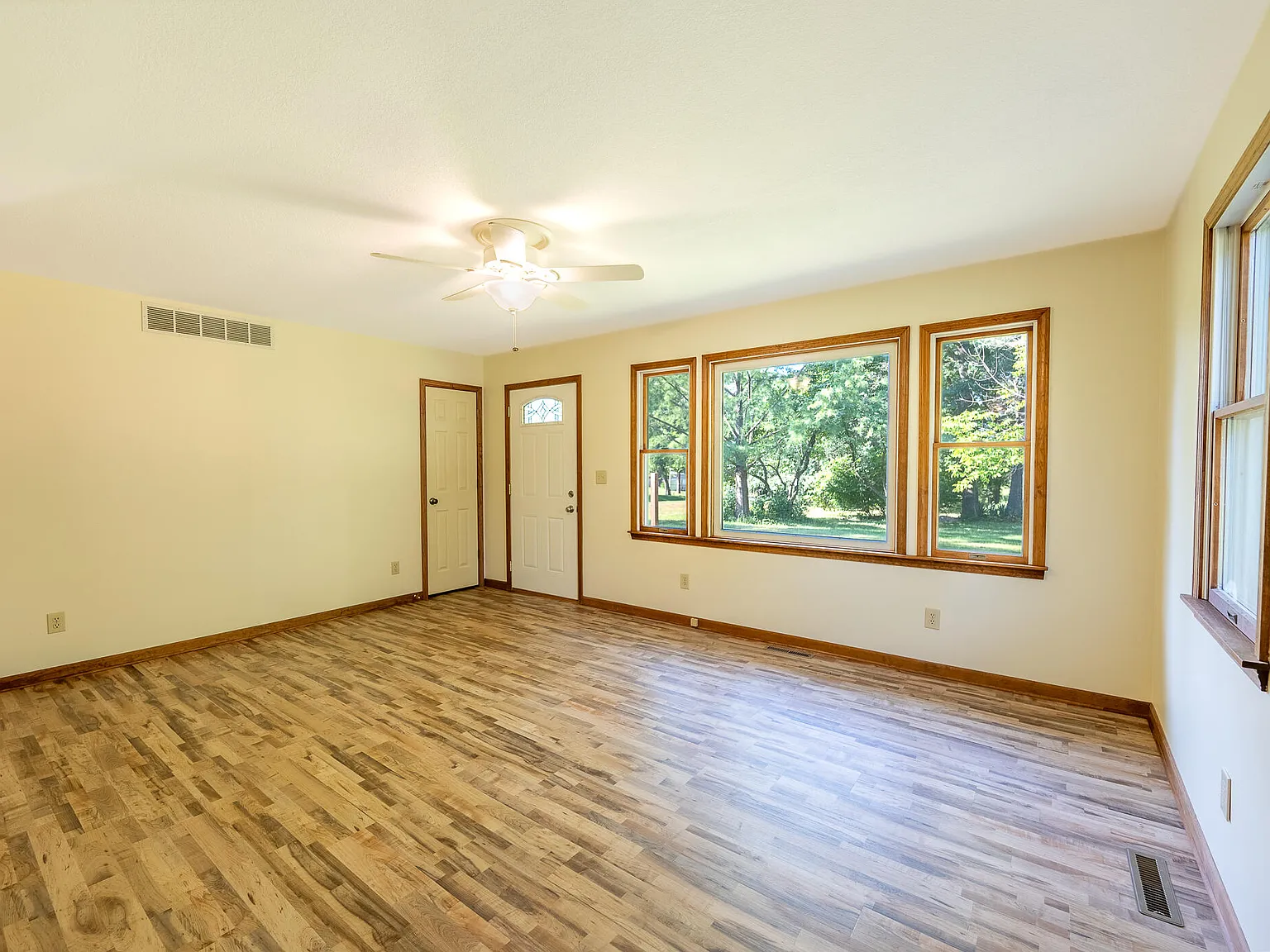 3 bed, 2.0 bath, 1820 sqft, $1,800 — Photo 3