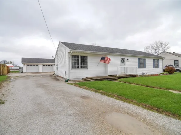 8 Warren Ct, Warrensburg, IL 62573