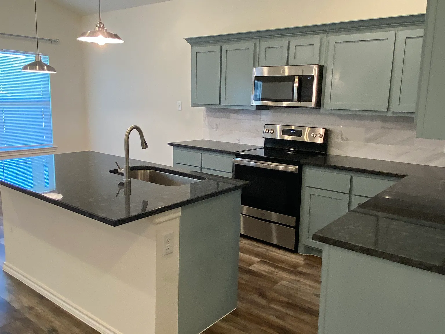 3 bed, 1130 sqft, $1,425 — Photo 2