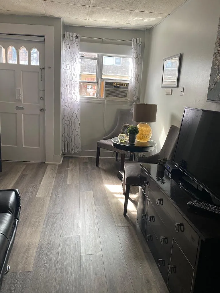 1 bed, 700 sqft, $1,950 — Photo 3