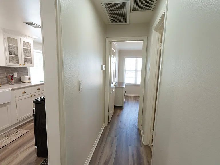 4475 Barnard St — Photo 36