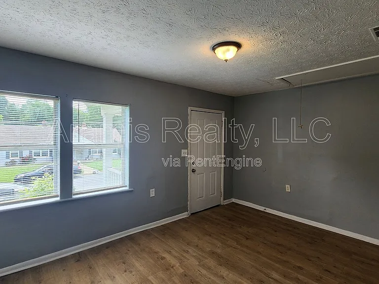 248 Rosser St SW — Photo 2