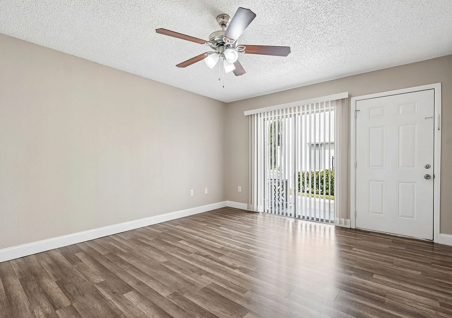 Spacious Two-Story 1BR/1.5BA Condo Near MCO — Photo 3