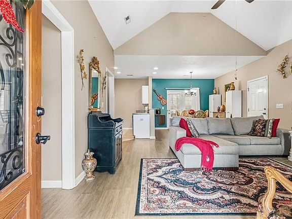 5th image of 825 Shannon Cir NE