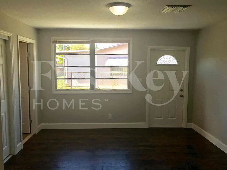 1640 NE 32nd Pl — Photo 10