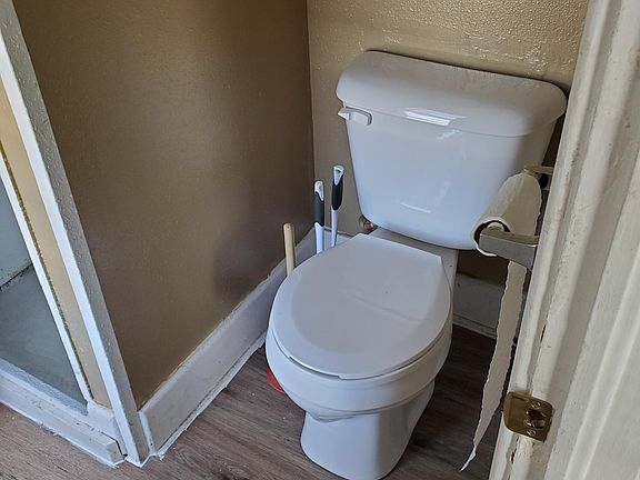 4th image of 4-150 Sweetwater St #4