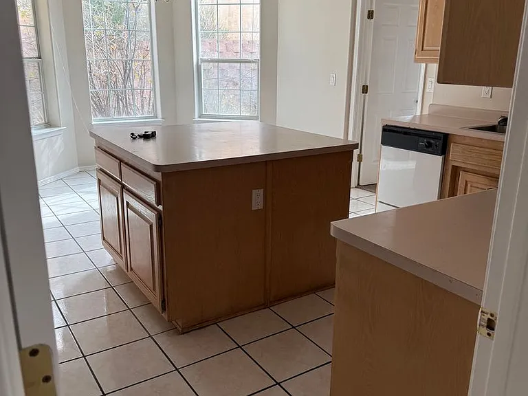 5710 Balsa Ct NE — Photo 4