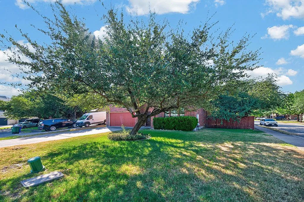 5 bed, 2.5 bath, 3293 sqft, $2,850 — Photo 4