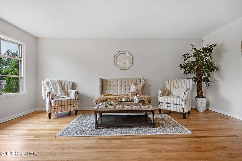 4th image of 39 Hillcrest Avenue