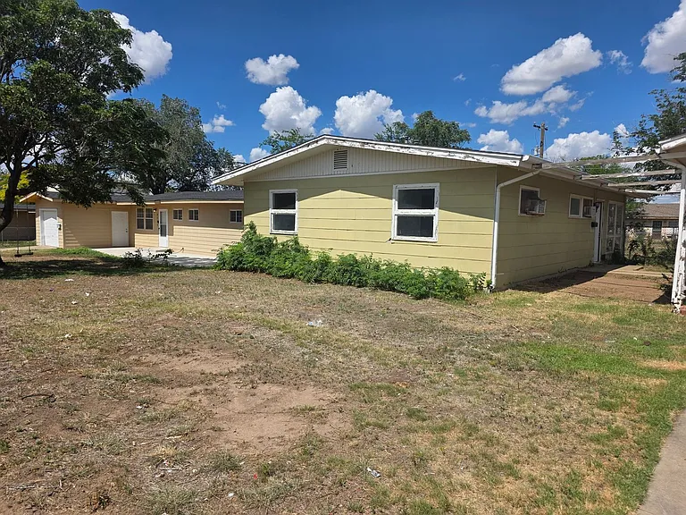 2422 Redwood St — Photo 1