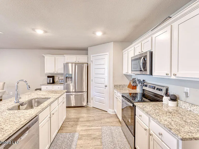 6476 Eastland Cir — Photo 11