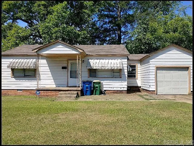 2 bed, 1.0 bath, 858 sqft, $815 — Photo 1