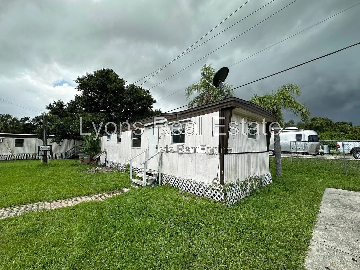 2 bed, 1.0 bath, $800 — Photo 2