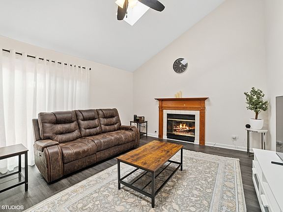 4th image of 18 Ascot Ln
