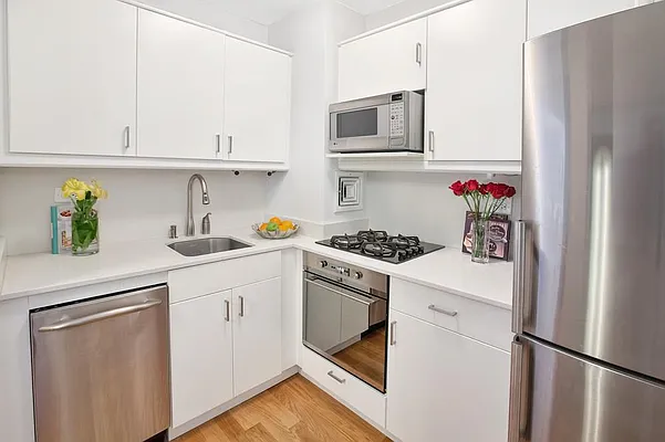 Sold by R New York | media 12