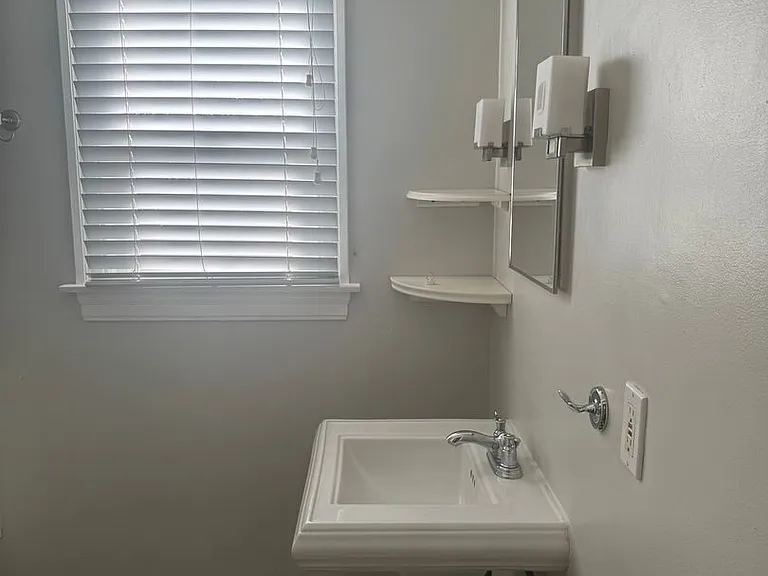 2572 Russell St — Photo 12