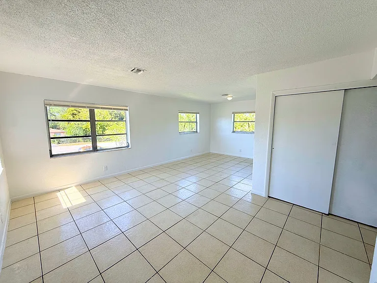 432 NW 42nd St #4 — Photo 1