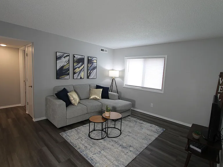 The Warwick of Norfolk. Now leasing updated 1, 2 bedroom apartments and 3 bedroom townhomes! — Photo 14