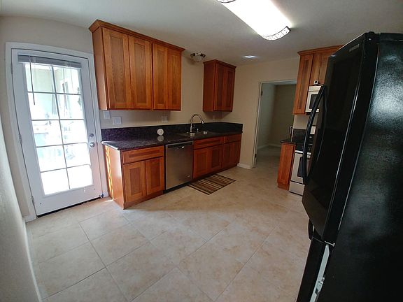 4th image of 29 Frost Dr #1