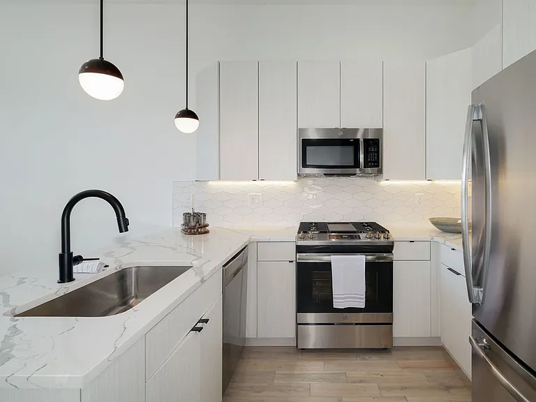 Stunning Apartment on Snyder Ave — Photo 36