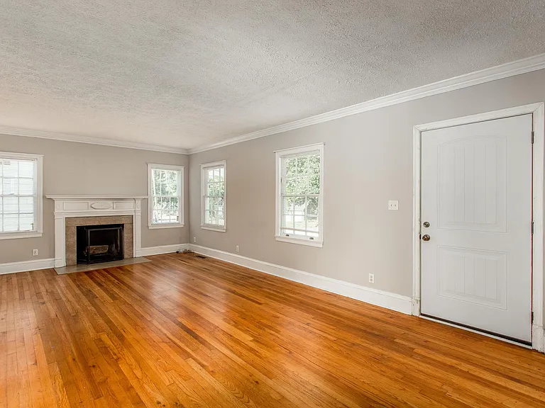 2674 Jefferson Ter — Photo 2