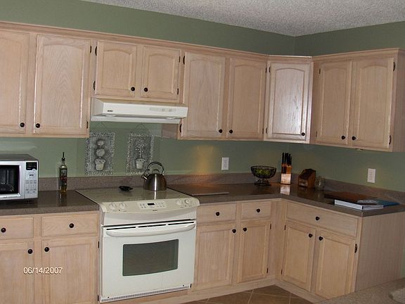 Lots of counters/cabs in kitchen