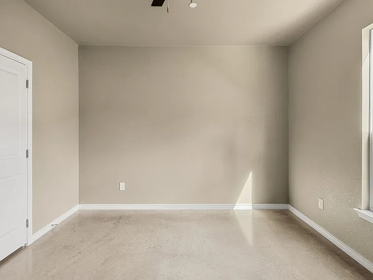 408 W Avenue C — Photo 21