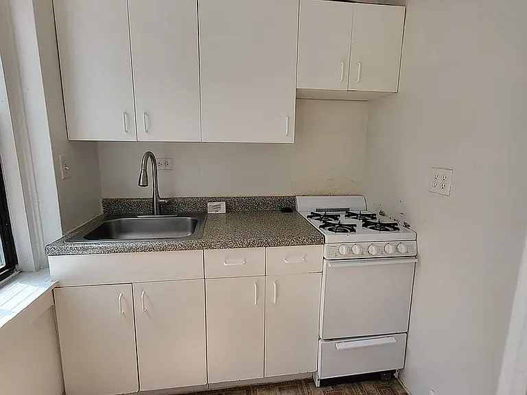 62-98 Saunders St #4 — Photo 6