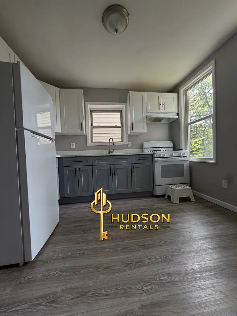 3 bed, 1000 sqft, $2,300 — Photo 1
