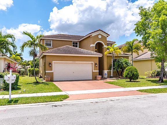 3rd image of 1530 SW 193rd Ter