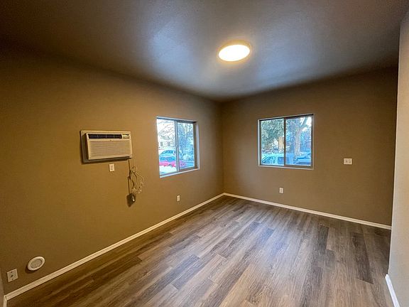 4th image of 1023 W Knox Ave #B