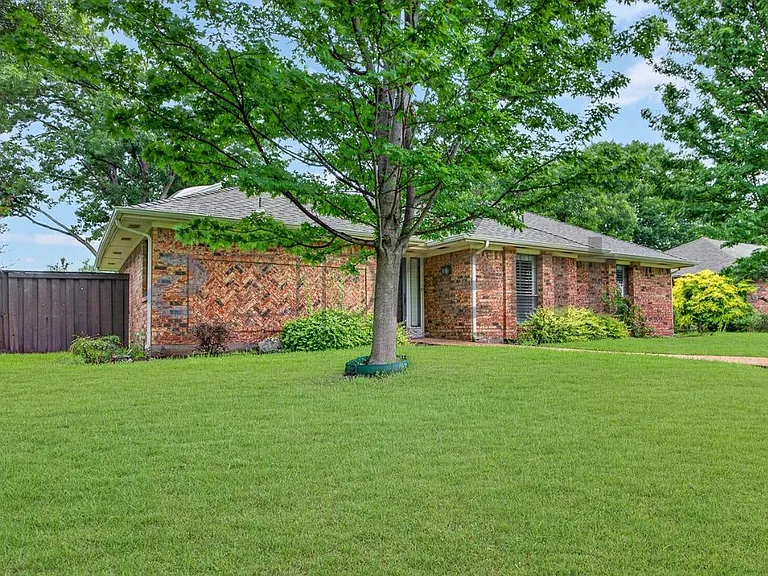 619 Quail Ln — Photo 2