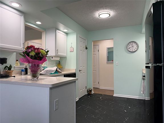 4th image of 202 Twin Pines Ct