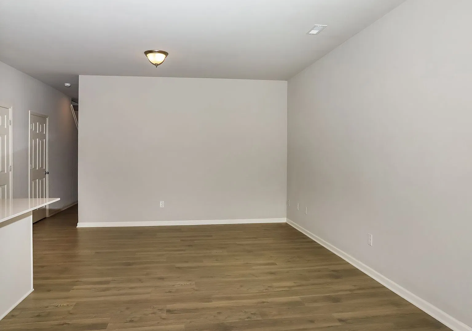 1 Month FREE Rent! Applied to Your First Full Month. Terms & Conditions Apply. — Photo 4