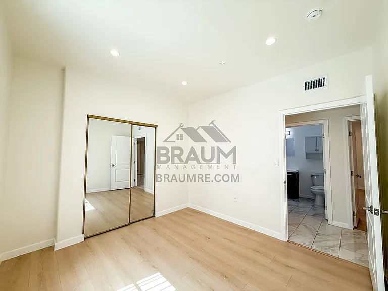 1423 Franklin St — Photo 24