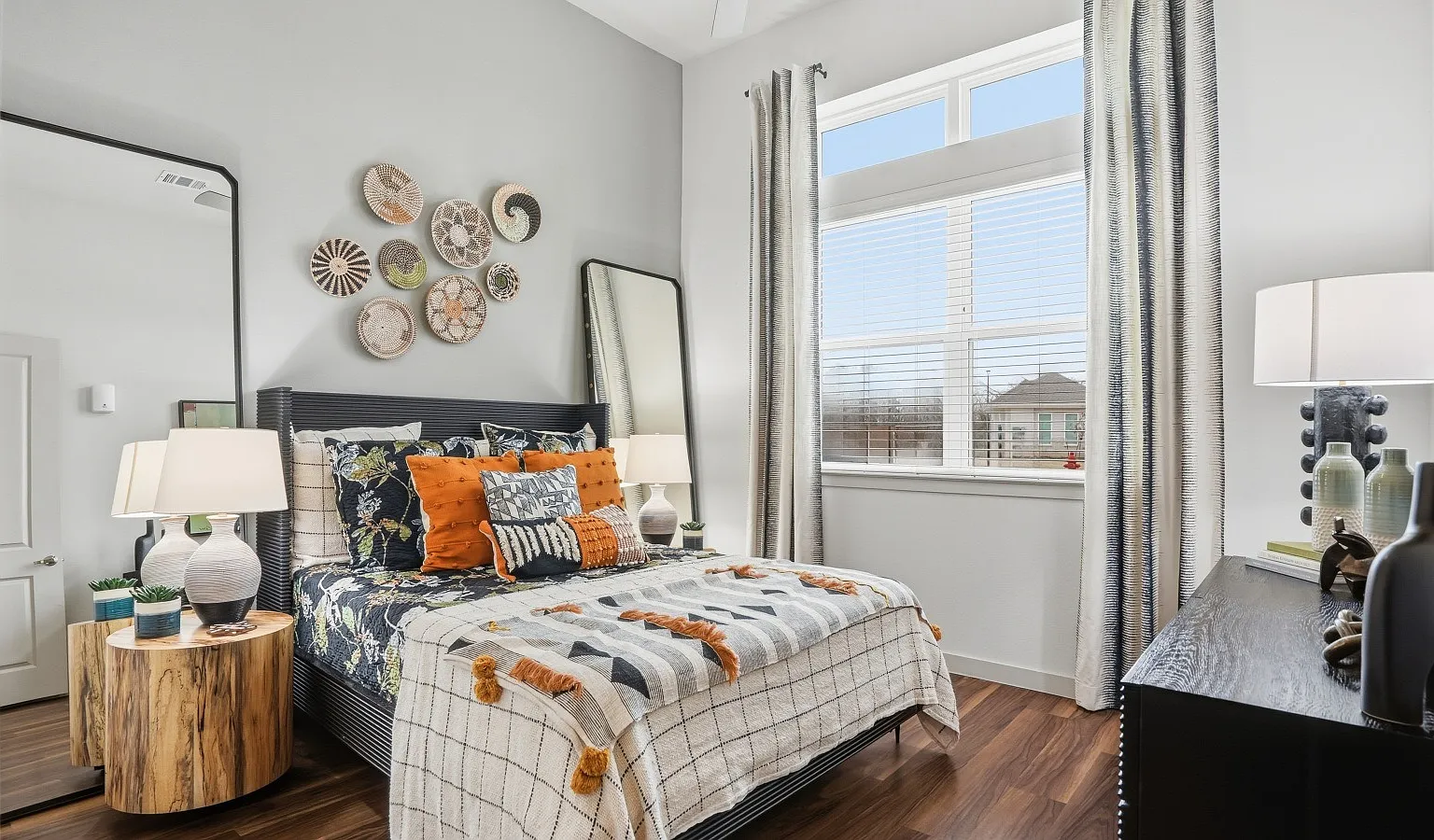 1 bed, 731 sqft, $1,350 — Photo 1